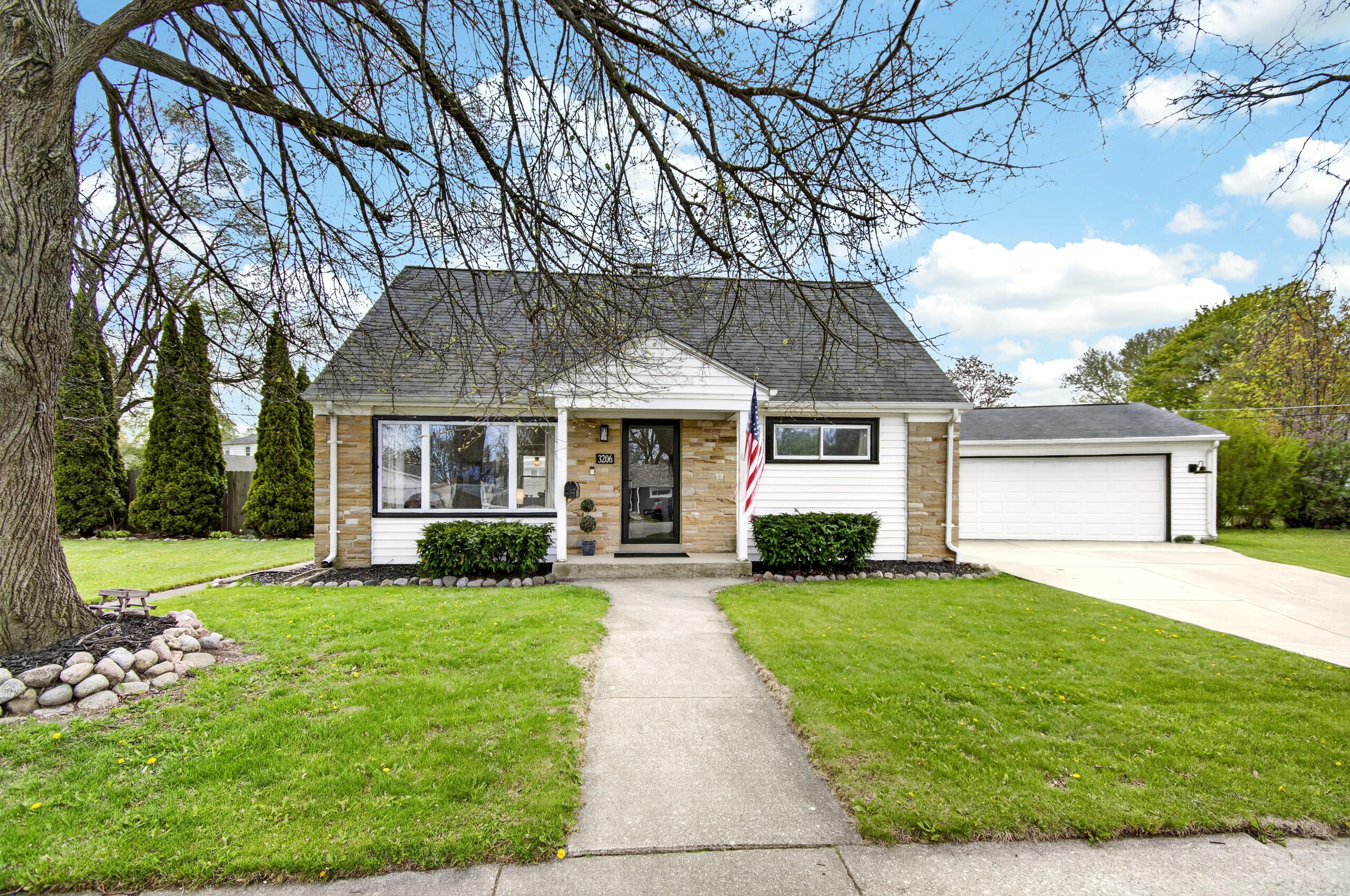 3206 Lakeview Circle Racine, WI 53402 - Photo 2 of 27 DSC_8700