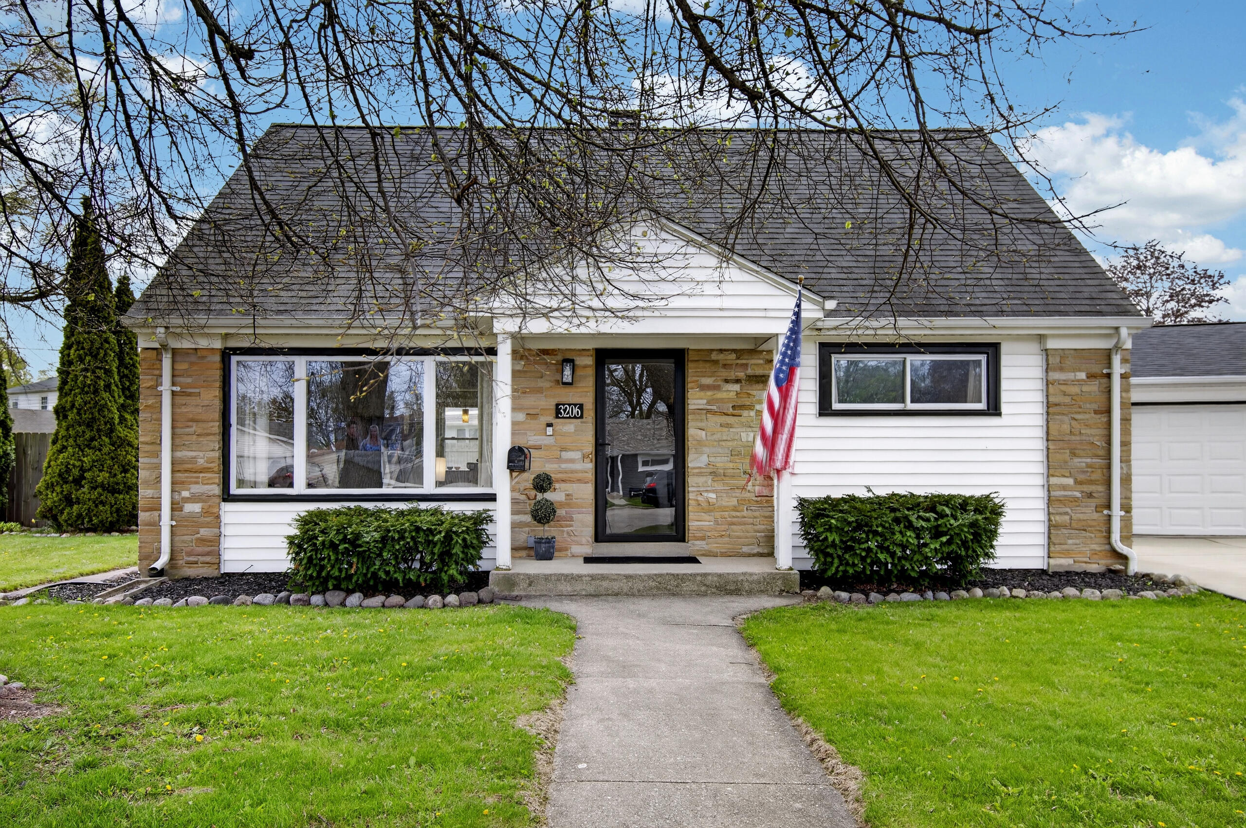 3206 Lakeview Circle Racine, WI 53402 - Photo 4 of 27 DSC_8707