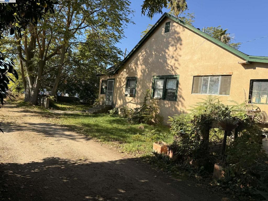 124 Yosemite Meadows Drive Modesto, CA 95357 - Photo 2 of 13 a view of a house with a yard