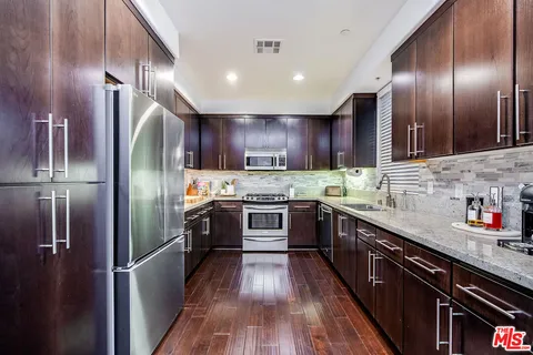 $849,000 | 10878 Bloomfield Street, Unit 211, Toluca Lake, CA 91602