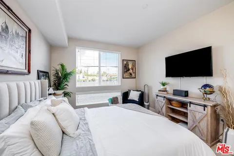 $849,000 | 10878 Bloomfield Street, Unit 211, Toluca Lake, CA 91602