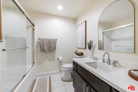 $849,000 | 10878 Bloomfield Street, Unit 211, Toluca Lake, CA 91602