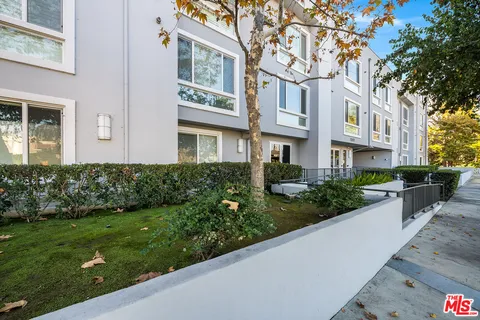 $849,000 | 10878 Bloomfield Street, Unit 211, Toluca Lake, CA 91602
