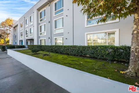 $849,000 | 10878 Bloomfield Street, Unit 211, Toluca Lake, CA 91602