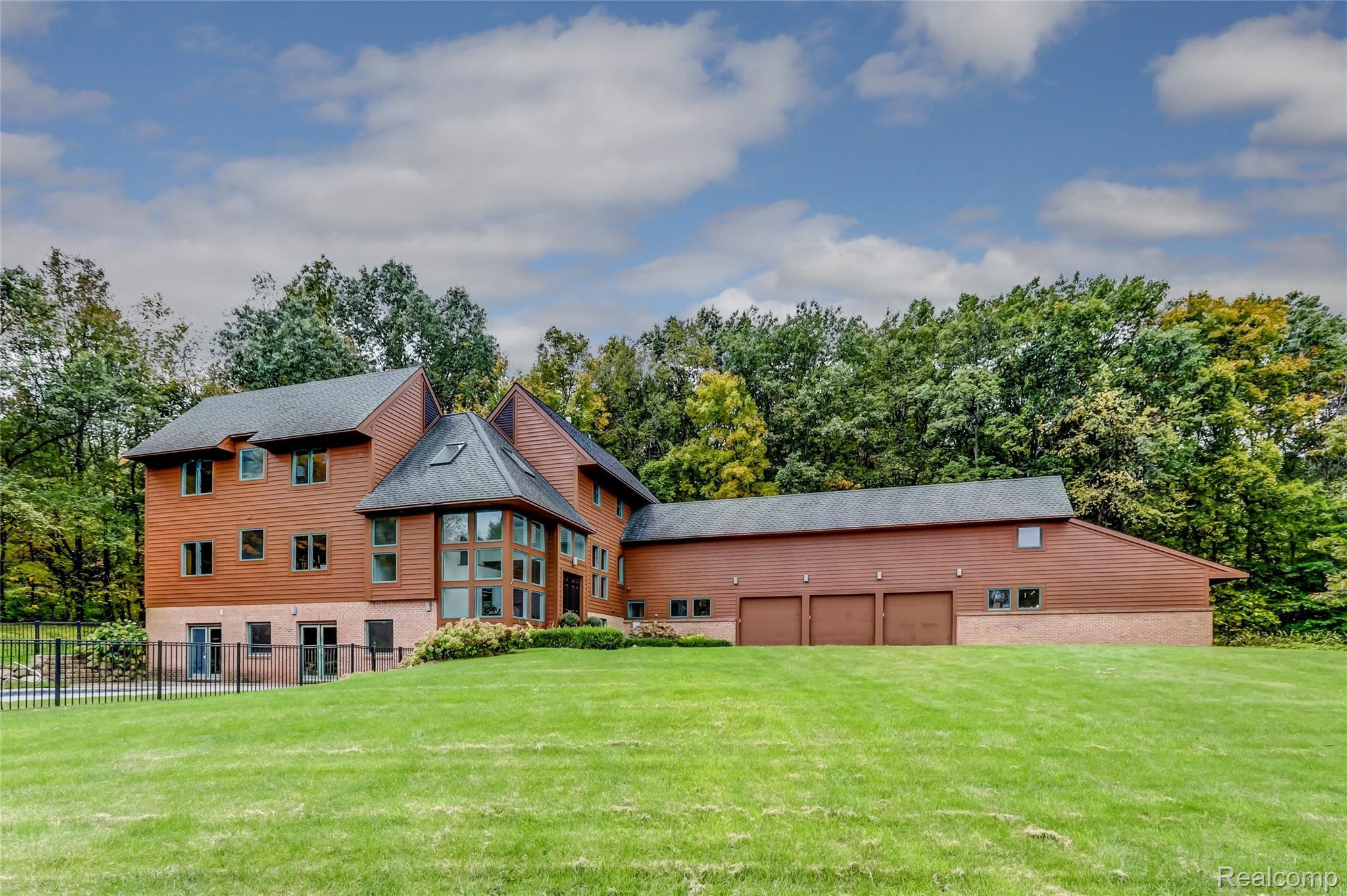 1287 North Kellogg Road Howell, MI 48843 - Photo 38 of 41 3 car attached garage with massive workshop
