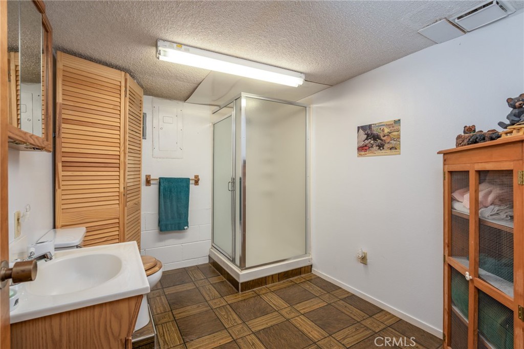 7663 Forest Drive Fish Camp, CA 93623 - Photo 18 of 43 a bathroom with a tub and a sink