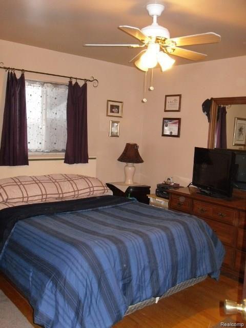 16911 Stephens Road Eastpointe, MI 48021 - Photo 8 of 24 16911 STEPHENS BEDROOM.JPG