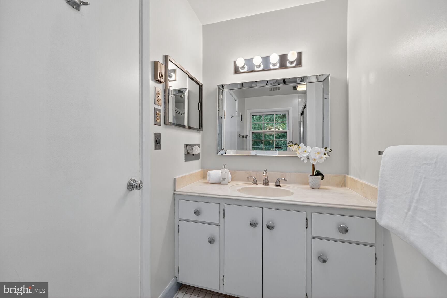 10317 Dickens Avenue Bethesda, MD 20814 - Photo 15 of 35 Primary Bath