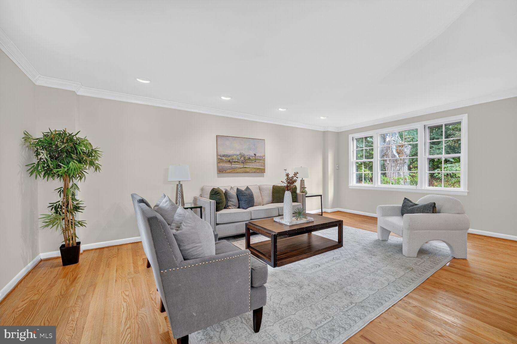 10317 Dickens Avenue Bethesda, MD 20814 - Photo 9 of 35 Living Room