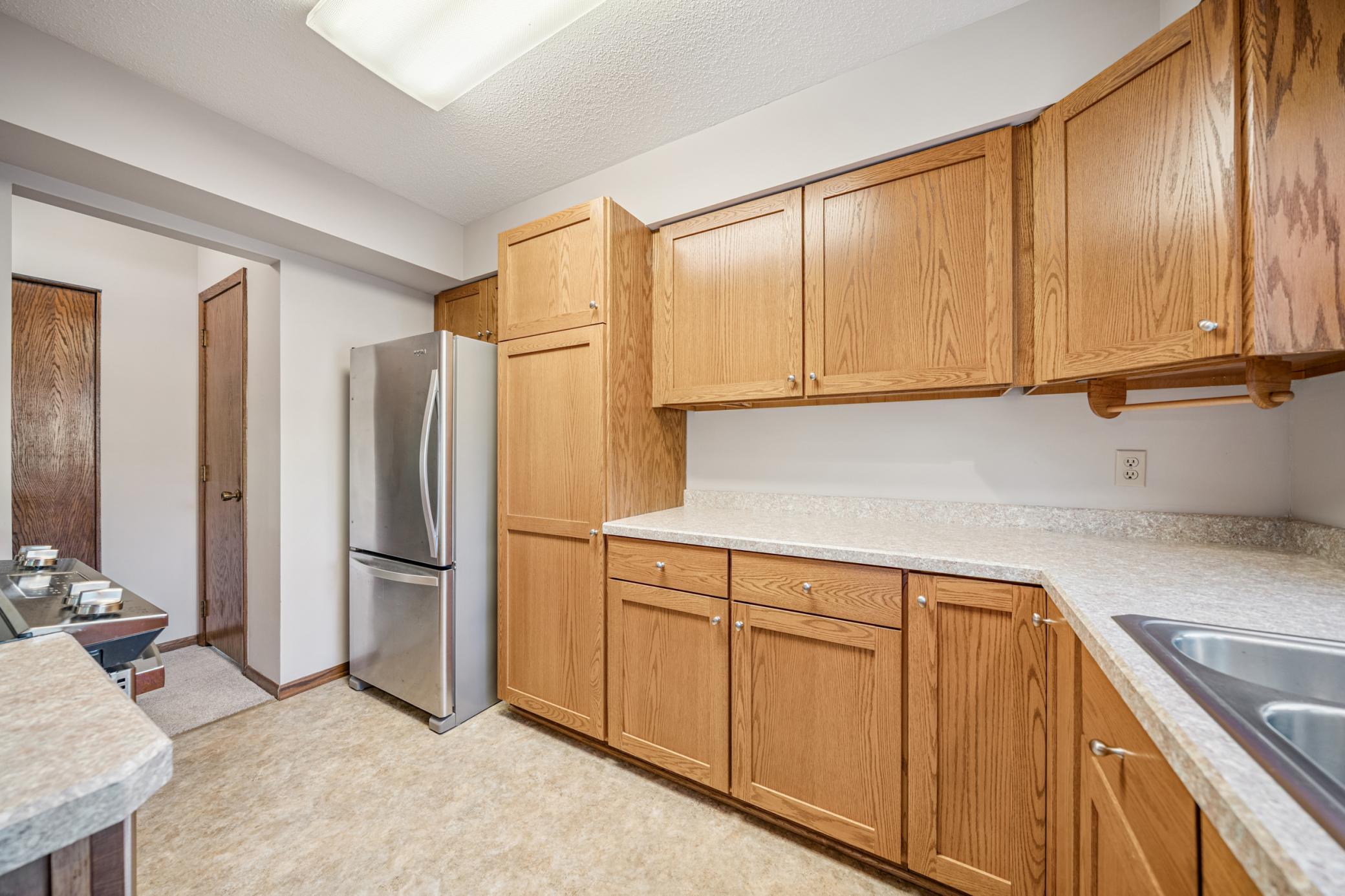 10234 Berkshire Road Bloomington, MN 55437 - Photo 8 of 27