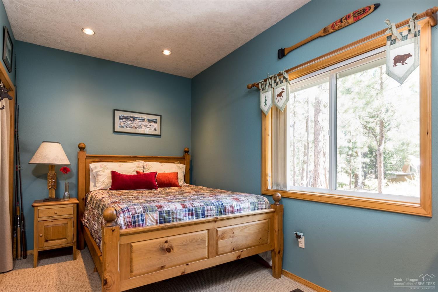16935 Covina Road Bend, OR 97707 - Photo 16 of 24 Second guest bedroom with the large wind
