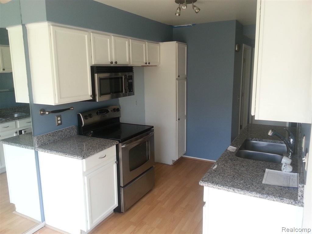 190 Pine Tree Ridge, Unit 3 Waterford, MI 48327 - Photo 2 of 6 Kitchen