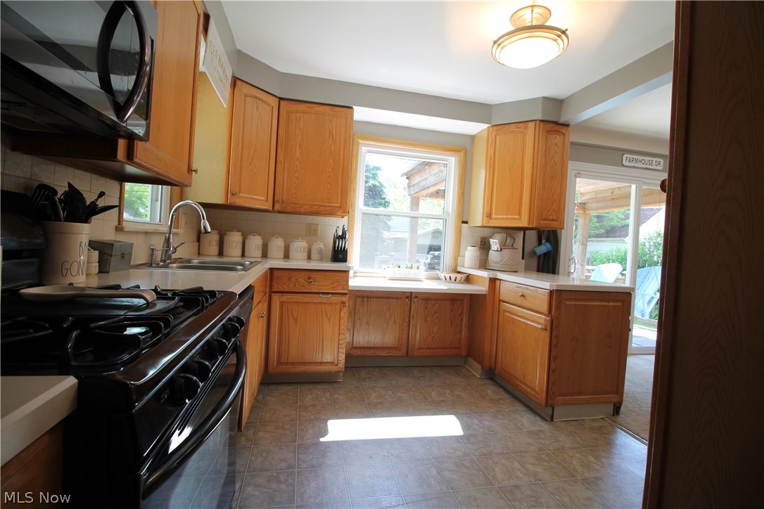 1515 Maywood Road Cleveland, OH 44121 - Photo 9 of 31 Gallery Image 9