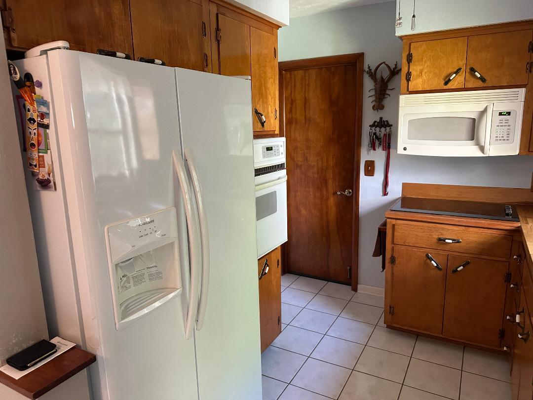 1075 James Road Lantana, FL 33462 - Photo 6 of 14 kitchen