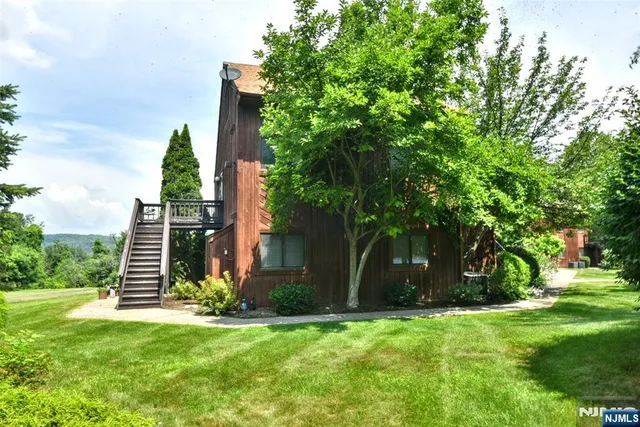 a view of a back yard