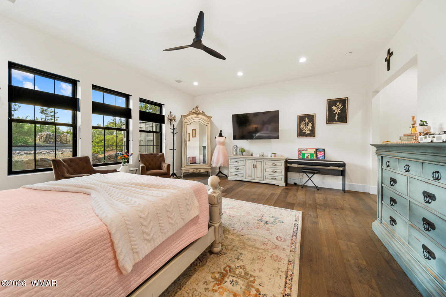 512 Fieldy Road Show Low, AZ 85901 - Photo 63 of 128 a spacious bedroom with a bed and a flat screen tv
