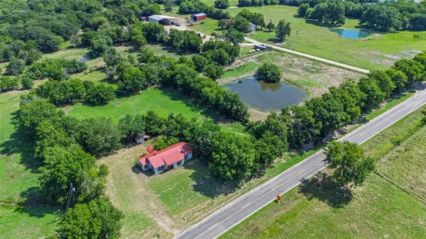 an aerial view of a yard