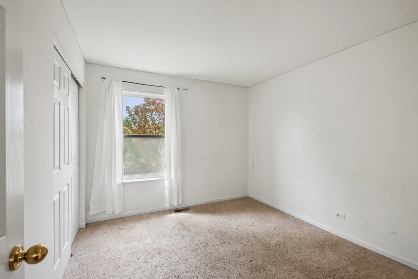 2673 Rourke Drive Aurora, IL 60503 - Photo 23 of 37 an empty room with windows
