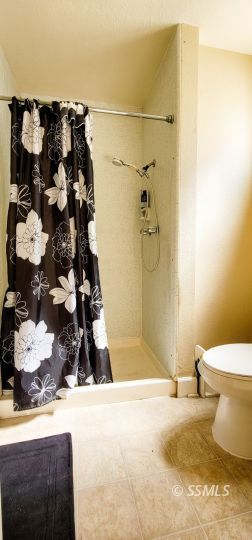 548 South Sanders Street Ridgecrest, CA 93555 - Photo 15 of 29 a bathroom with a sink toilet and shower