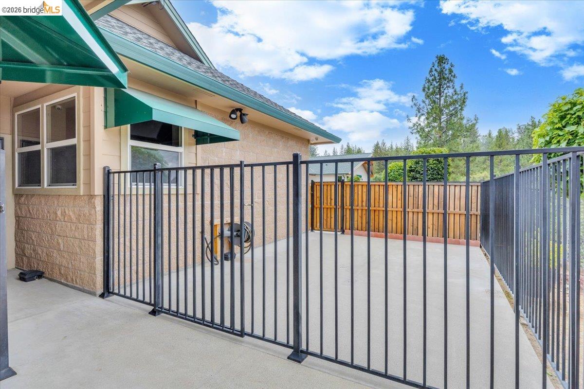 18180 Robin Ridge Road Sonora, CA 95370 - Photo 46 of 88 Fenced side yard off of main home
