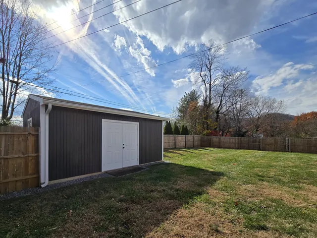 a view of a backyard