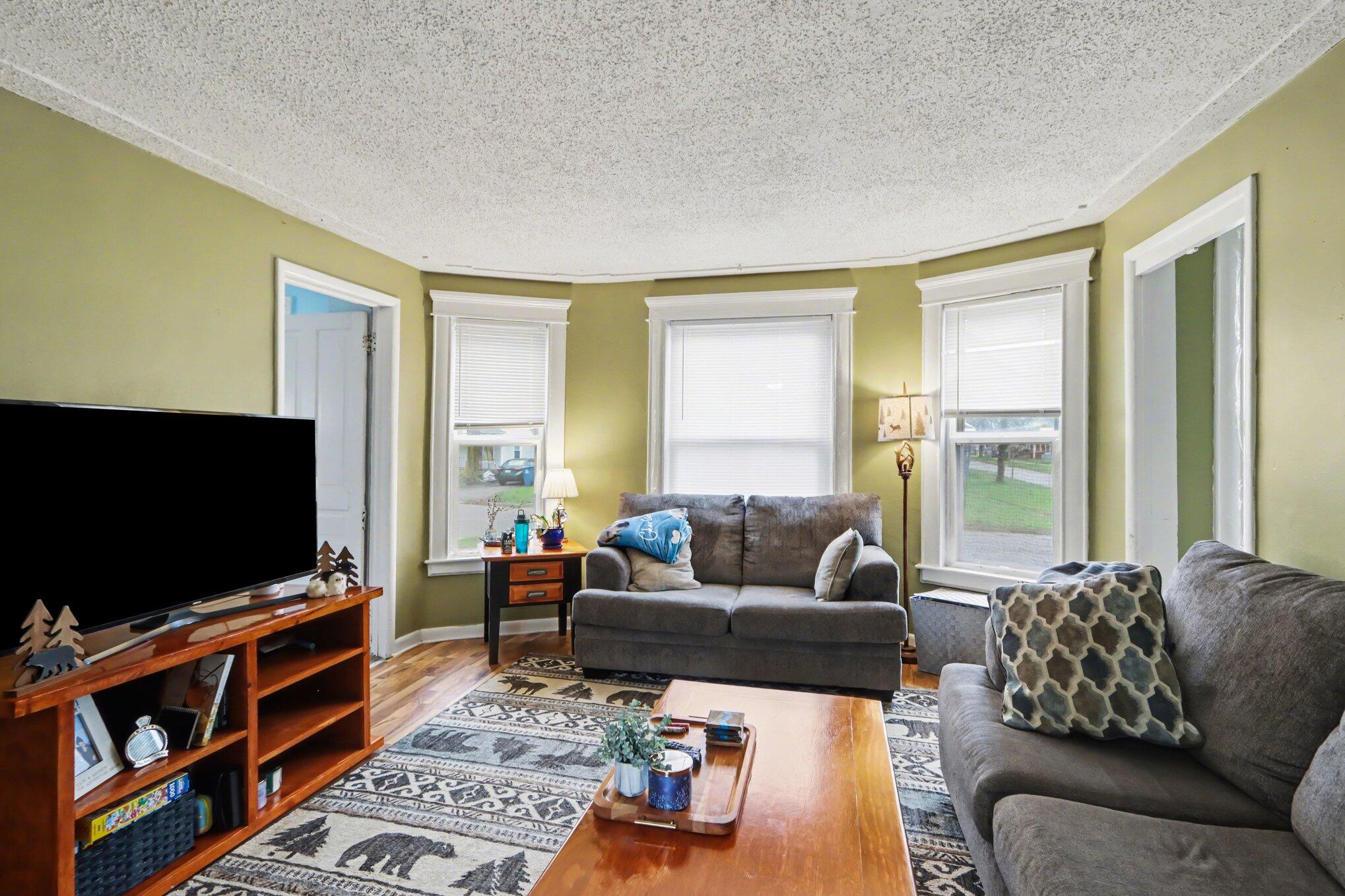 637 Denner Street Kalamazoo, MI 49006 - Photo 2 of 24 004_file_6239