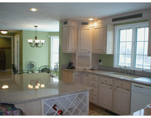 197 8 Lots Road Sutton, MA 01590 - Photo 4 of 5