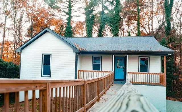 a view of a house with a yard