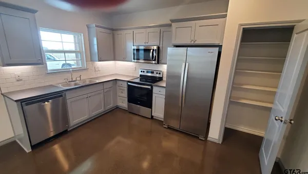 $1,470 | 16374 County Road 4100, Unit 1, Lindale, TX 75771