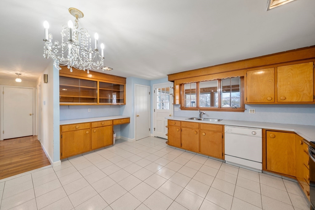 4 Spring Court Woburn, MA 01801 - Photo 7 of 39 Gallery Image 7