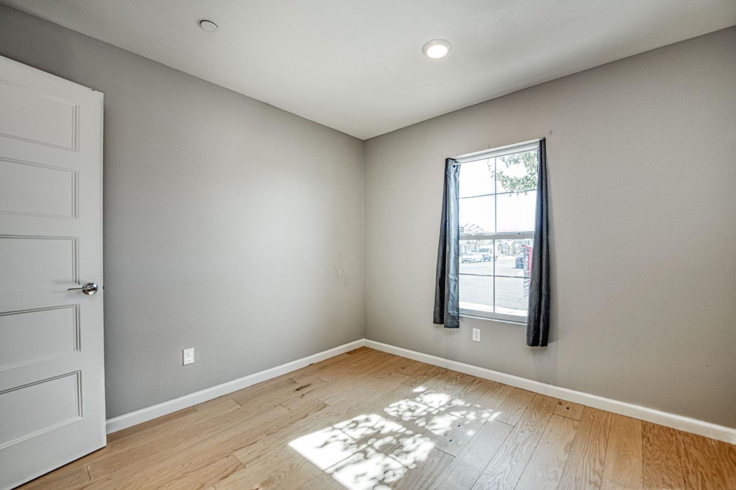 987 North Filbert Avenue Fresno, CA 93727 - Photo 5 of 38