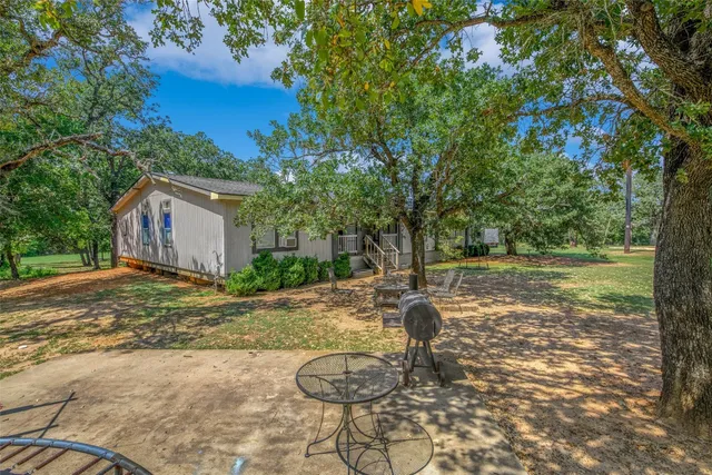 a view of a backyard with barn