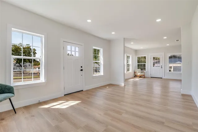 $2,695 | 718 Grandview Avenue, Dallas, TX 75223