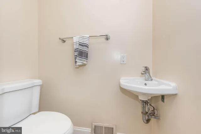 $2,900 | 2227 Bank Street, Baltimore, MD 21231