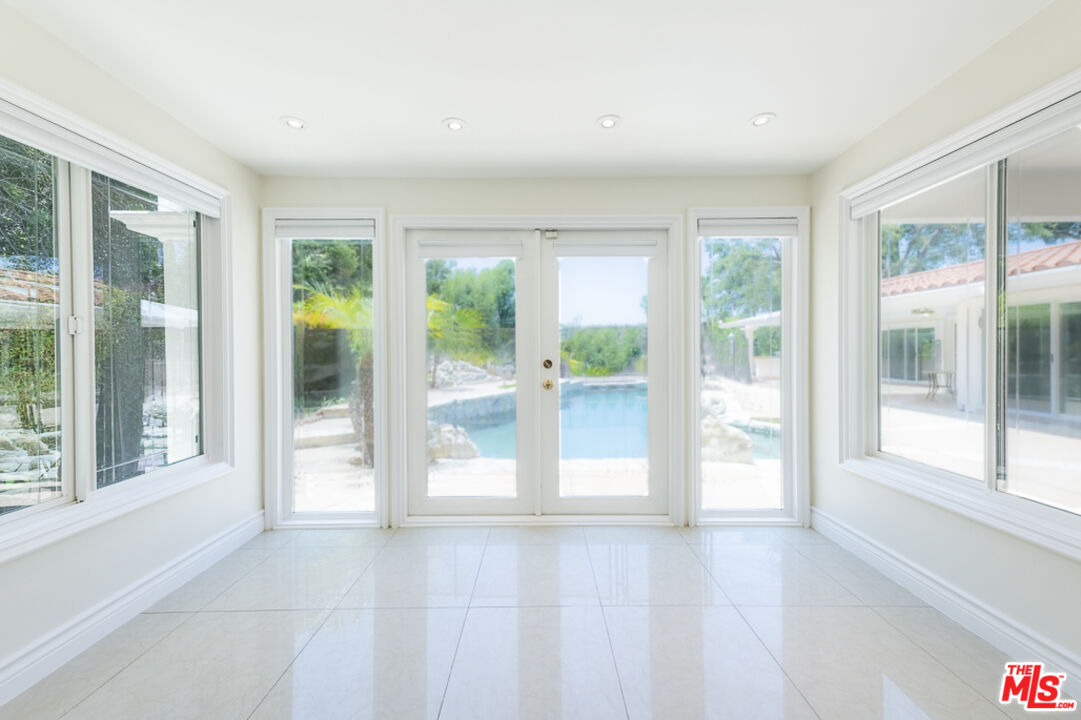 16379 Meadow Ridge Road West Encino, CA 91436 - Photo 21 of 36