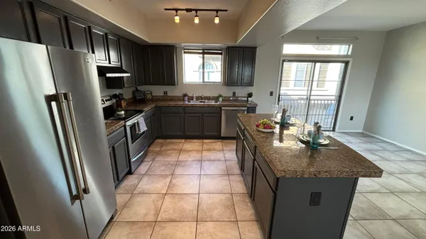 $1,895 | 3250 West Greenway Road, Unit 104, Phoenix, AZ 85053