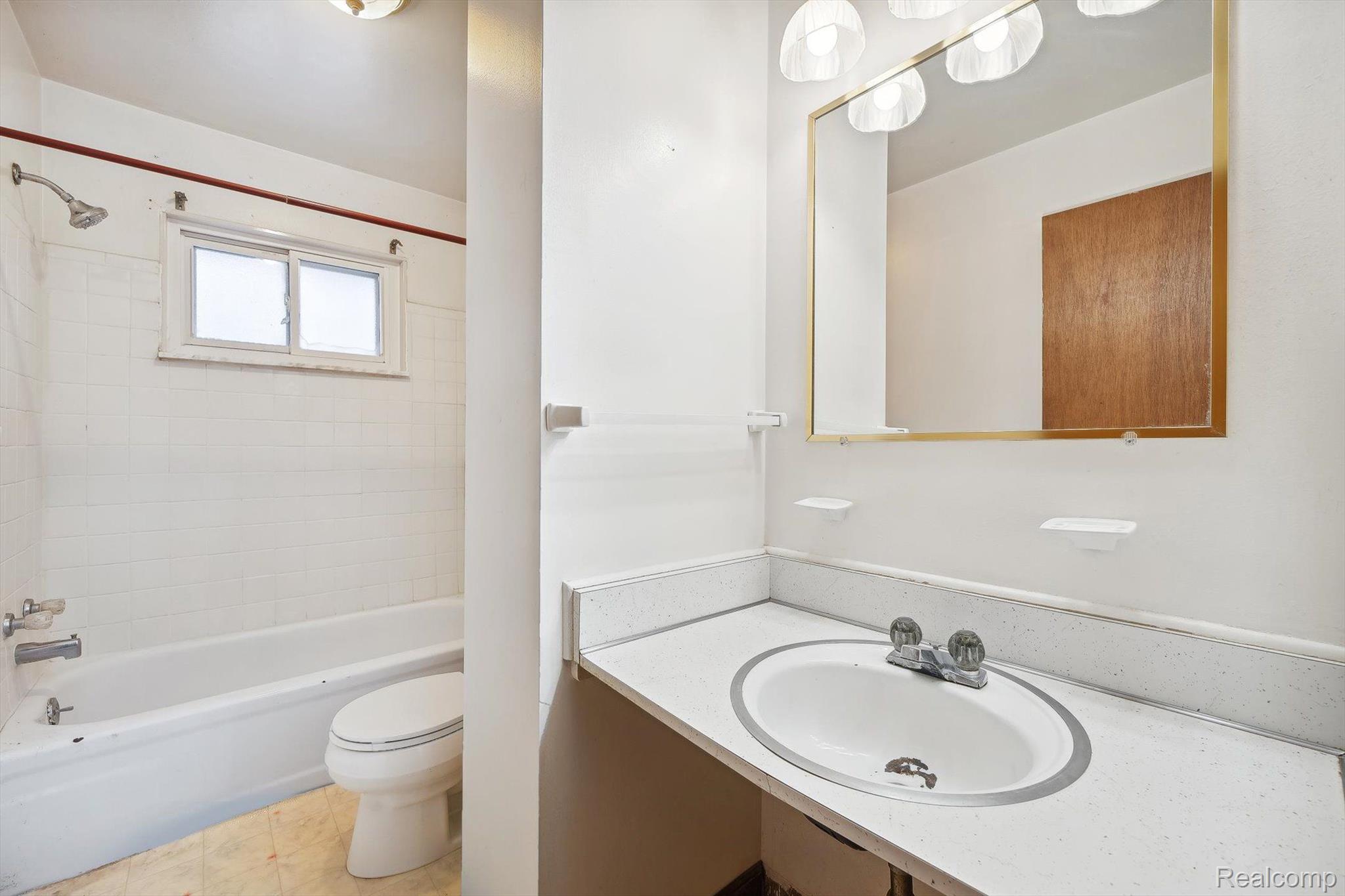 2159 Garry Drive Troy, MI 48083 - Photo 26 of 36 Bathroom