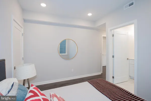 a very nice looking room with a chair