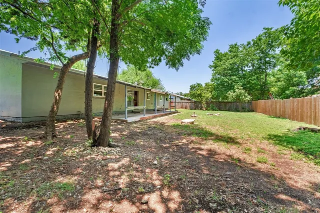 a view of a house with a backyard