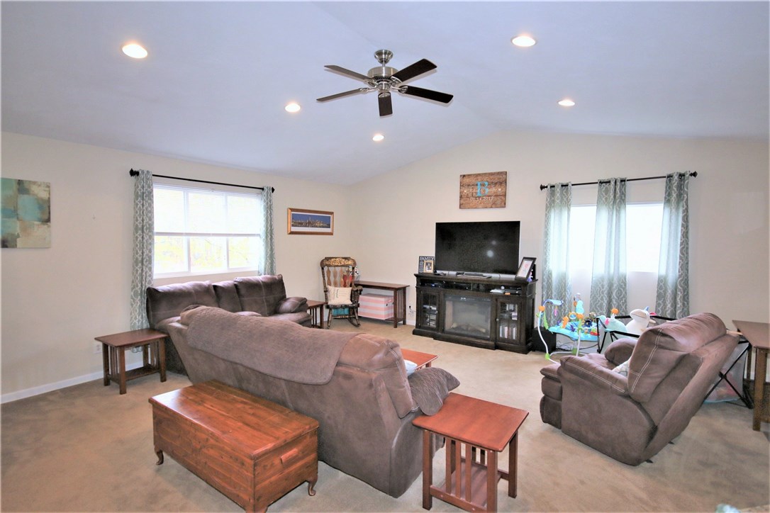 73 Mohawk Trail Cranston, RI 02921 - Photo 6 of 17 Gallery Image 6