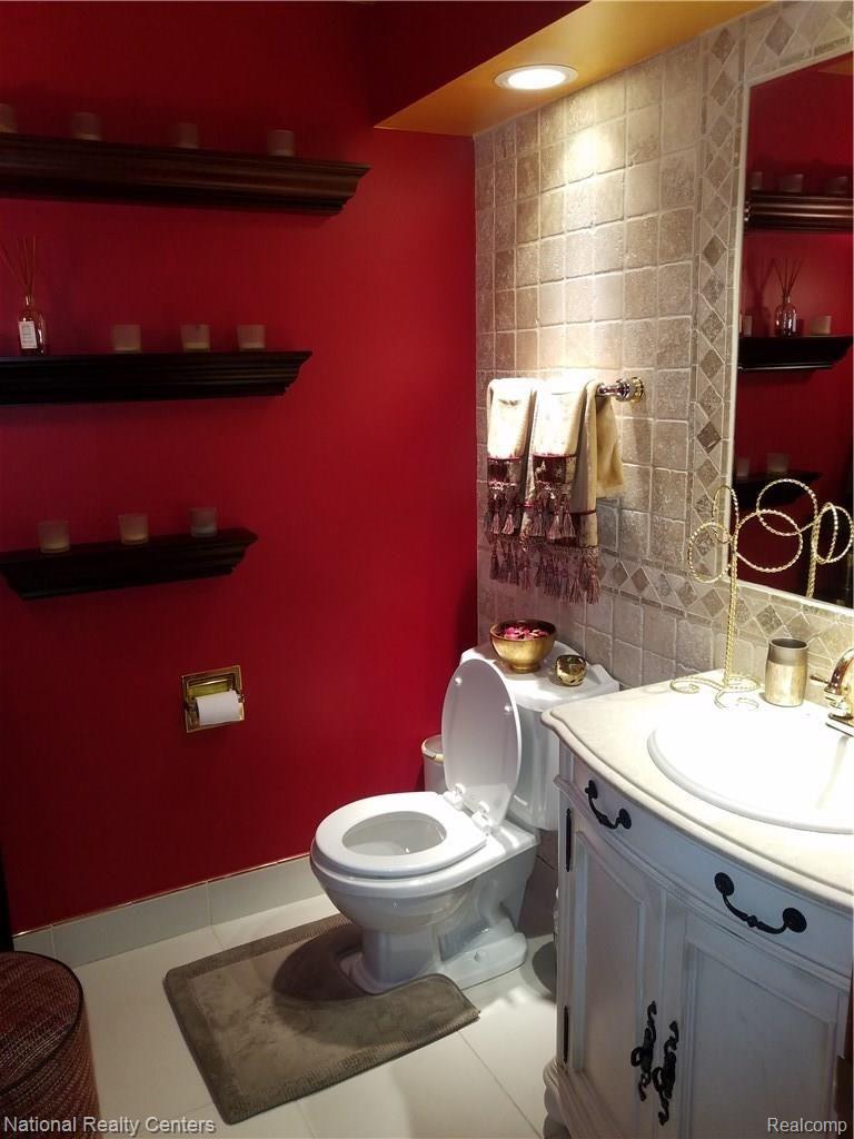 27045 Harvard Road Southfield, MI 48076 - Photo 21 of 66 1 st Floor Lav