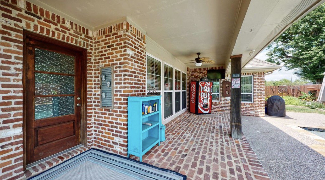 104 Mockingbird Lane Bridge City, TX 77611 - Photo 5 of 27 a view of a balcony with an outdoor space