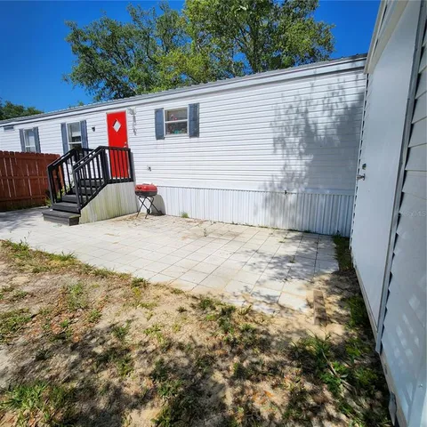 a view of a backyard