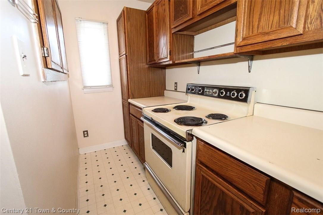 6330 East 10 Mile Road Warren, MI 48091 - Photo 8 of 33 5b. Kitchen