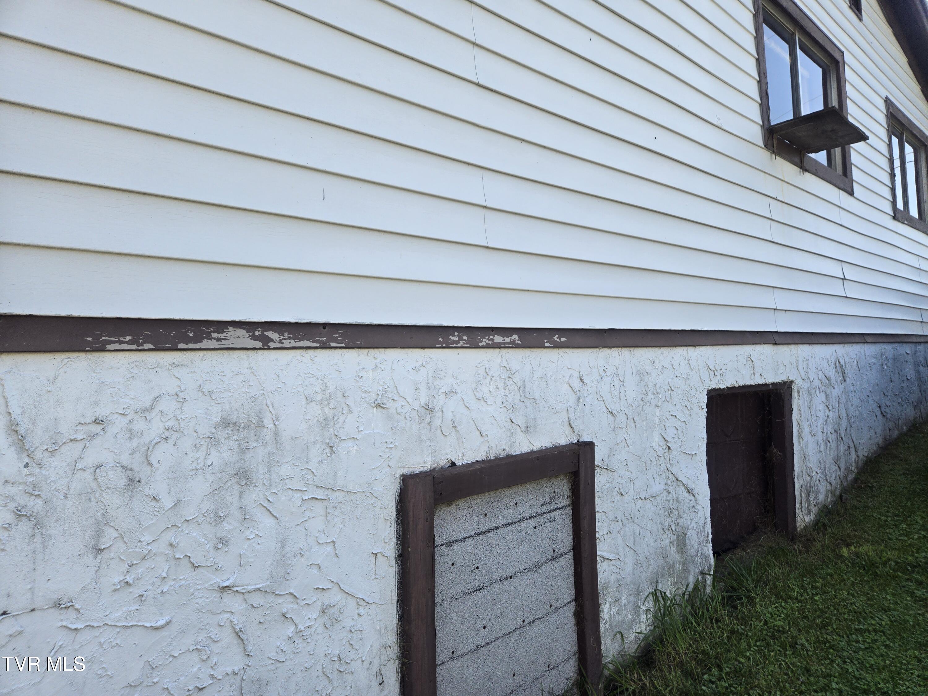 354 Mountain View Drive Hampton, TN 37658 - Photo 5 of 29 20240823_142046