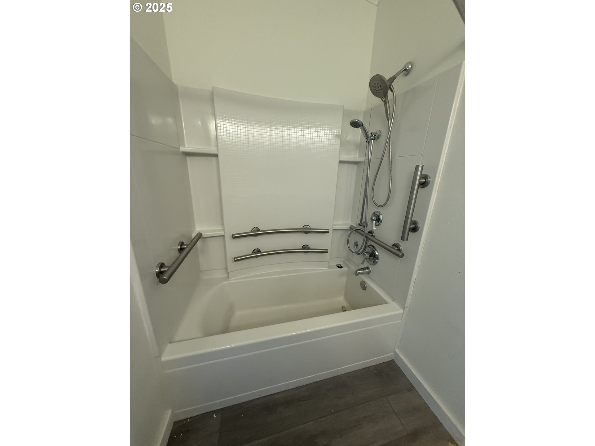 373 Hayhurst Road Yoncalla, OR 97499 - Photo 14 of 33 a bathroom with a bathtub