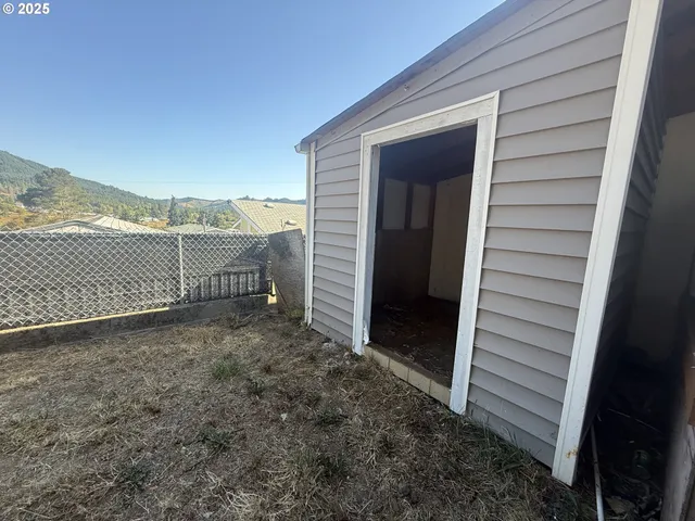 a view of a backyard