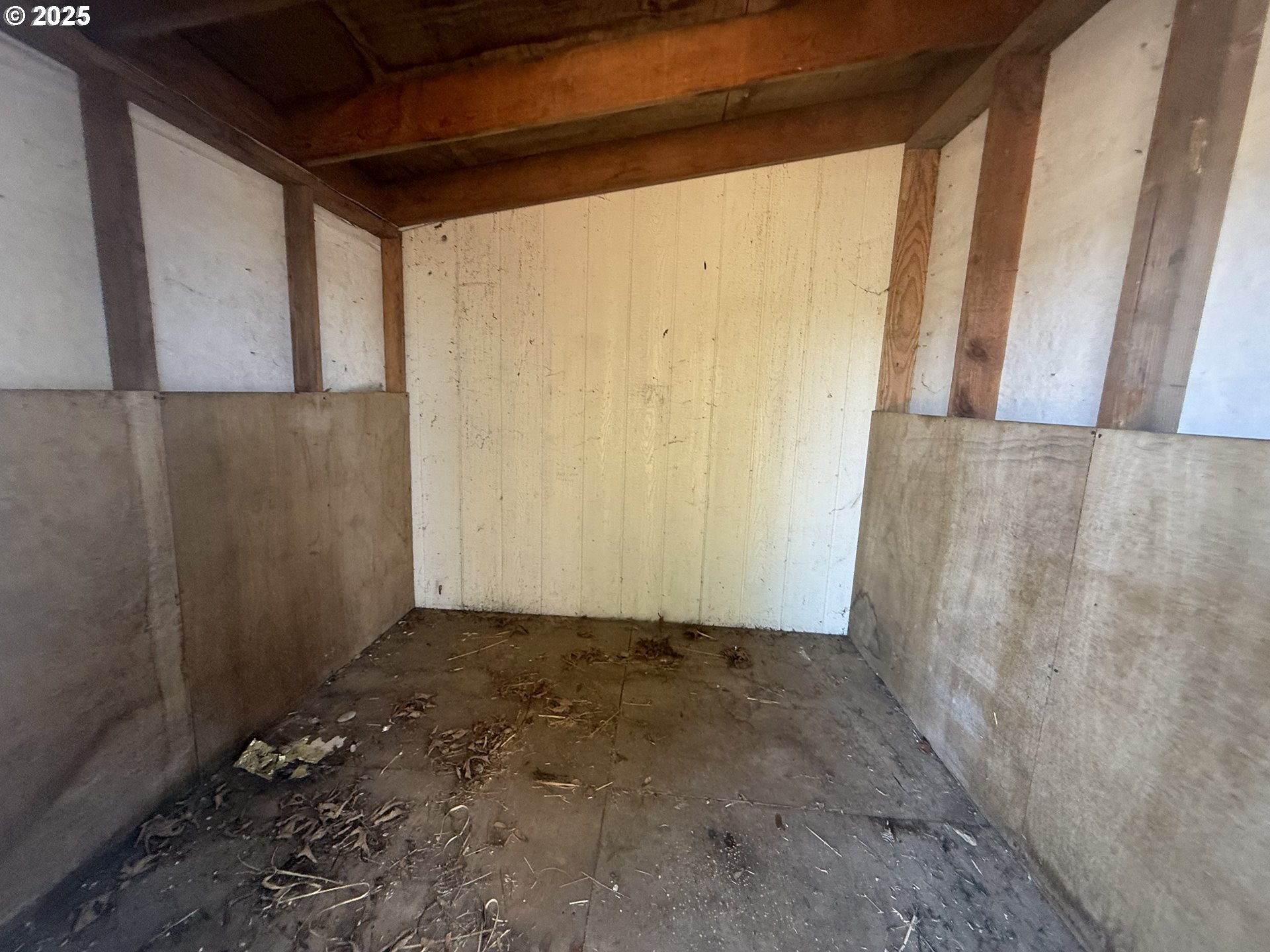 373 Hayhurst Road Yoncalla, OR 97499 - Photo 28 of 33 a view of a garage