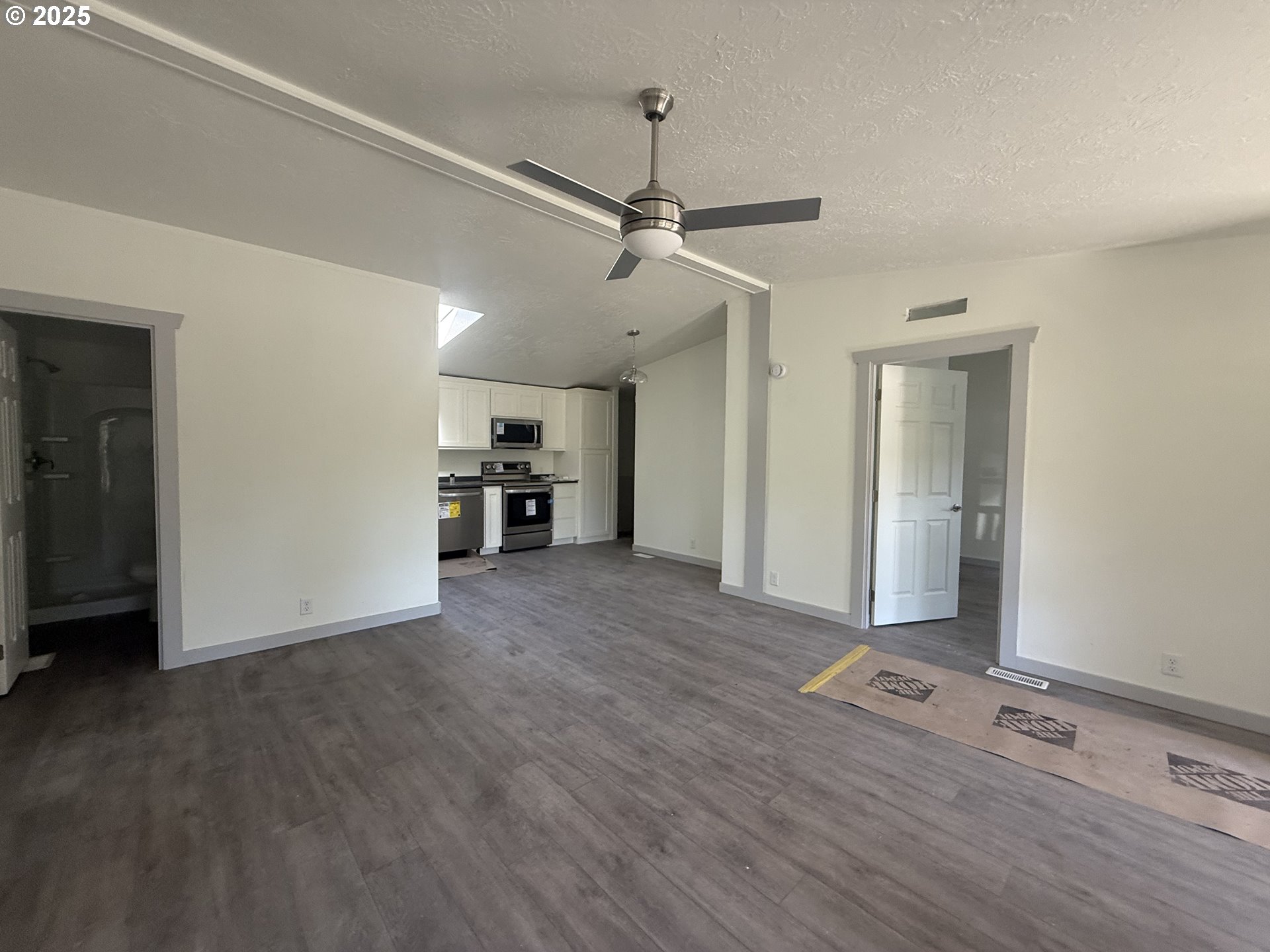 373 Hayhurst Road Yoncalla, OR 97499 - Photo 9 of 33 a view of empty room with wooden floor and ceiling fan