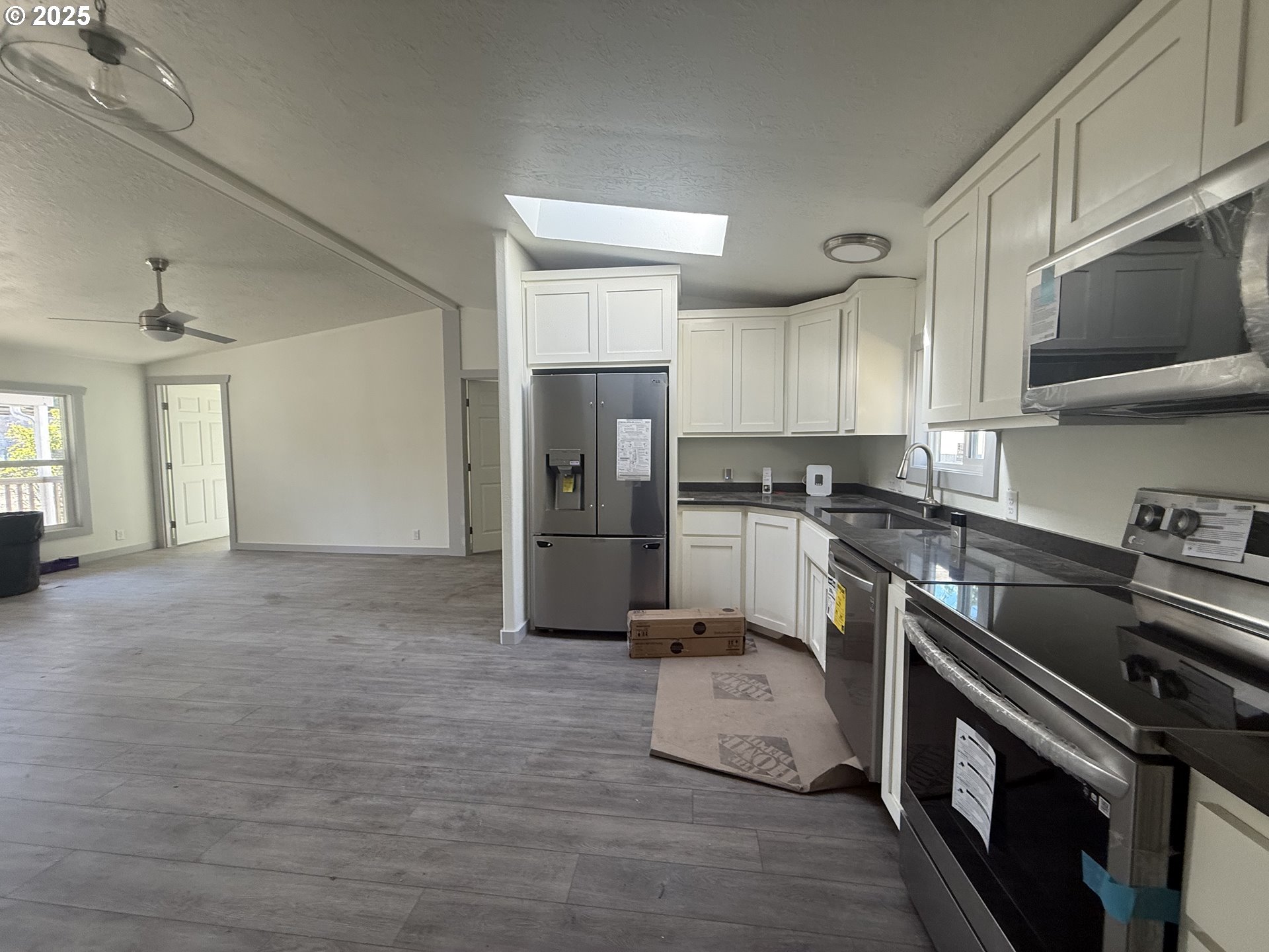 373 Hayhurst Road Yoncalla, OR 97499 - Photo 10 of 33 a kitchen with granite countertop a stove and a refrigerator